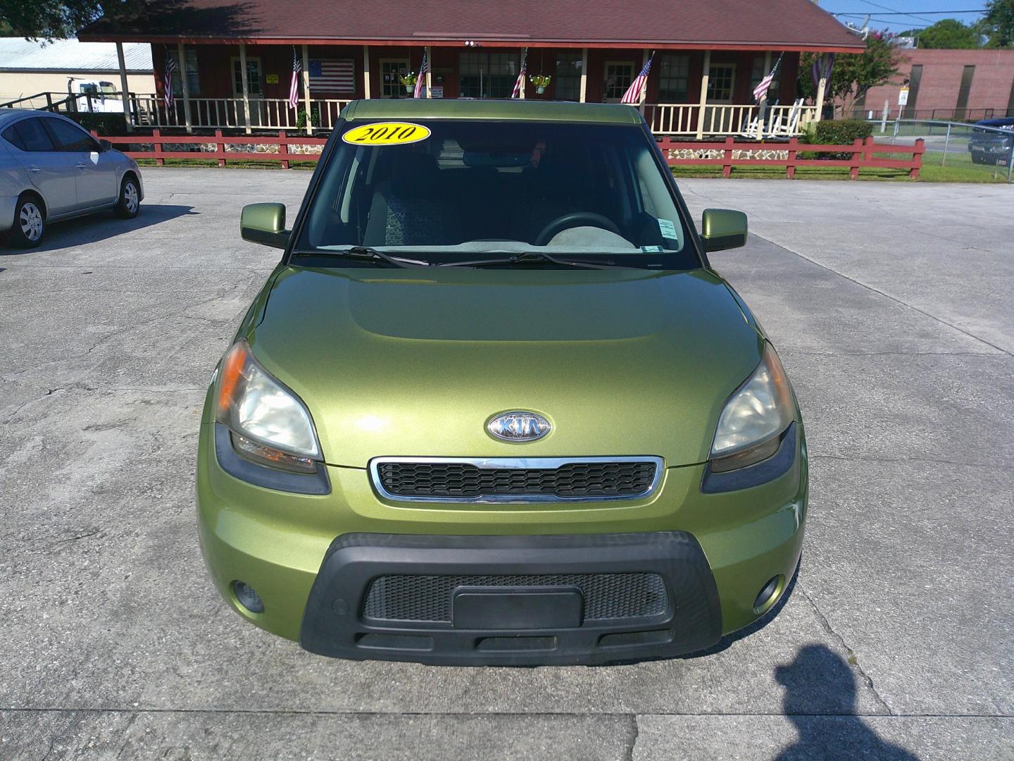 2010 SILVER KIA SOUL BASE; SPORT; + (KNDJT2A25A7) , located at 1200 Cassat Avenue, Jacksonville, FL, 32205, (904) 695-1885, 30.302404, -81.731033 - Photo#0